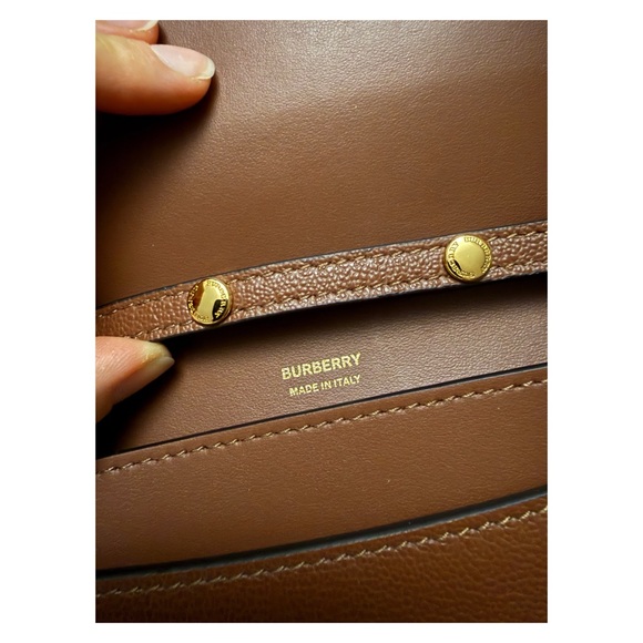 Burberry Hampshire Leather Shoulder Bag - Picture 5 of 10